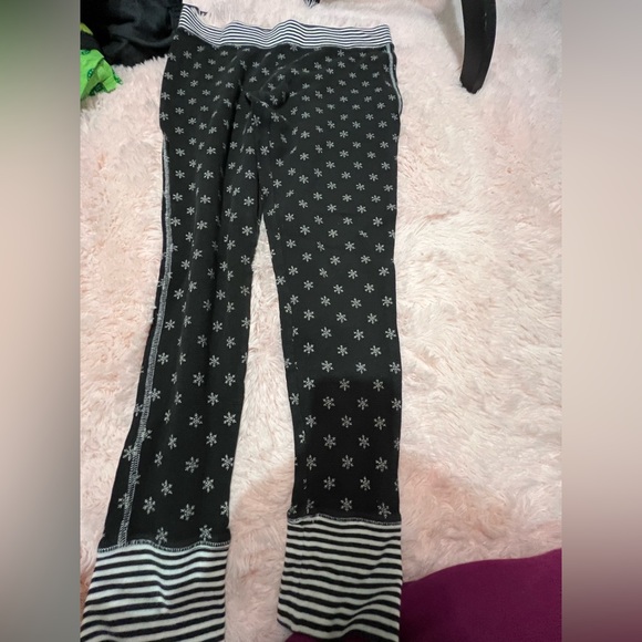 ⭐️VS PINK Black Snowflake Print Pajama Bottoms - Picture 1 of 3